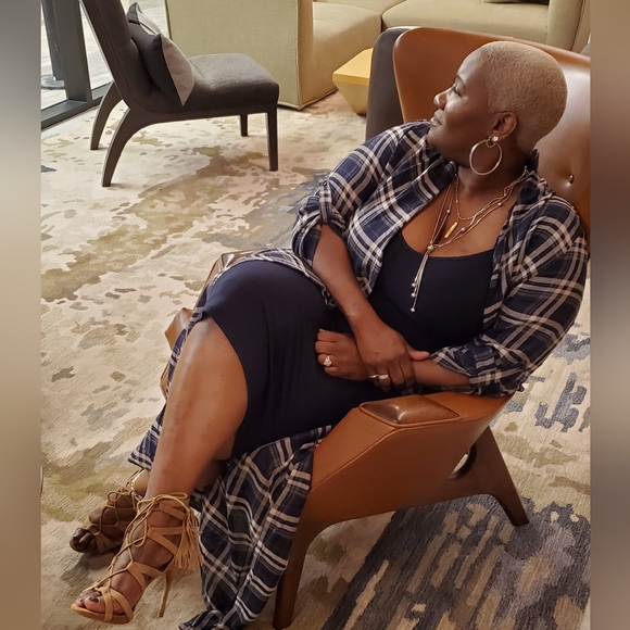 Meet your Posher, Nicole - Picture 2 of 2